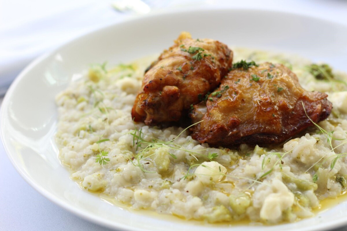 Prato especialidade da casa “Risoto de couve-flor com azeite trufado e sobrecoxa grelhada”
