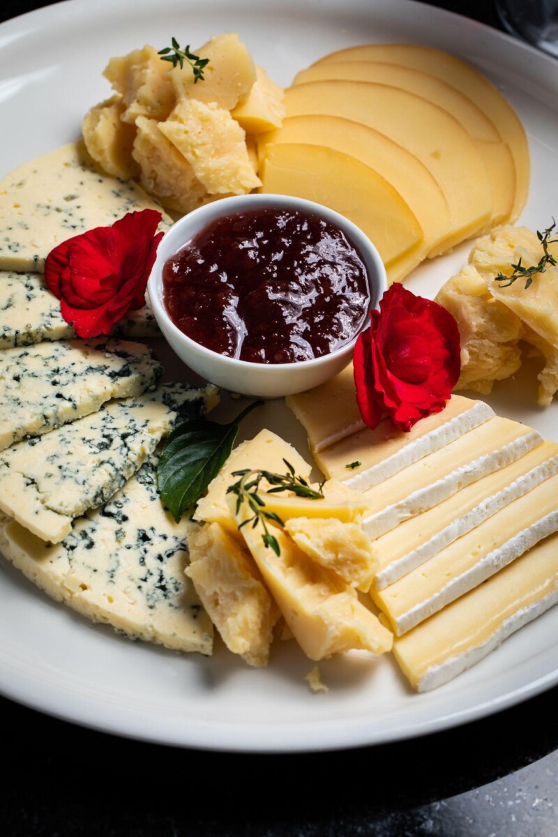 Tábua de queijos com geleia de goiabada e pimenta, servido no Clementina Bar e Ristoranti