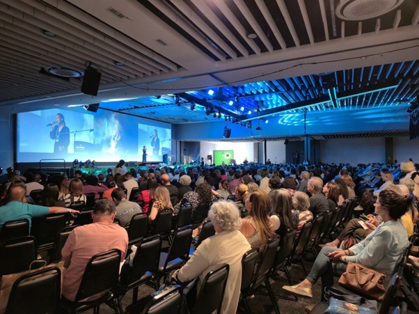 9º Congresso Espírita destaca a conexão com o público para atrair a atenção dos convidados.