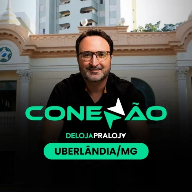 Banner do evento Conexão DeLojaPraLoja em Uberlândia, Minas Gerais. Homem de óculos sorrindo à frente do Museu Municipal de Uberlândia. Logotipo verde e branco em destaque sobre fundo urbano.