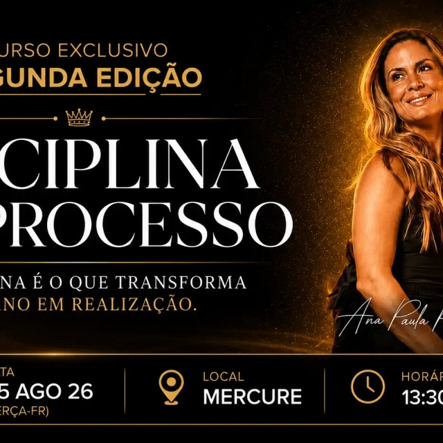 Arte promocional do curso “Disciplina no Processo” (segunda edição) com a frase “Disciplina é o que transforma plano em realização”, mostrando uma mulher ao lado de um quadro com data 25 ago 26, local Mercure e horário 13:30 às 19h.