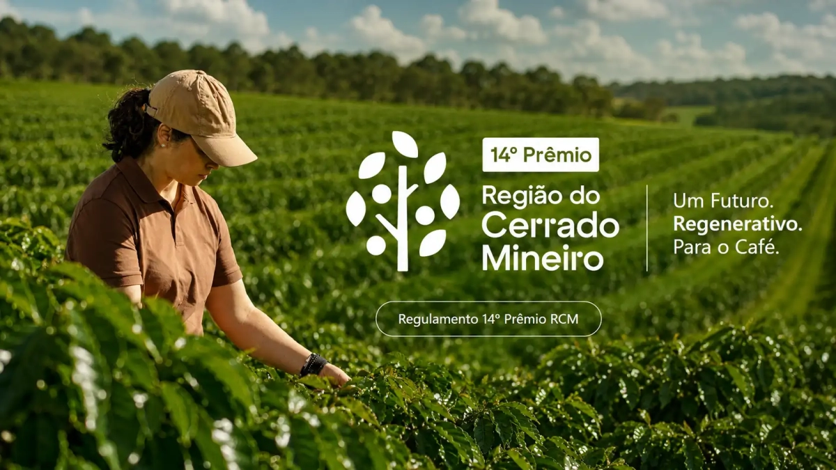 Trabalhador rural em plantação de café, com o selo “14° Prêmio Região do Cerrado Mineiro” e a mensagem “Um Futuro. Regenerativo. Para o Café.” ao fundo de paisagem verde.
