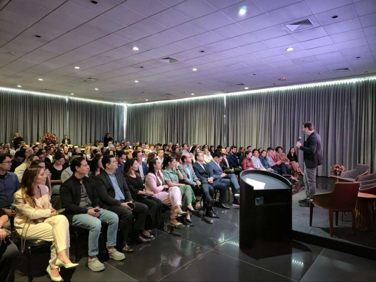 Participantes acompanham a programação do C-Level Summit Uberlândia 2026 no Espaço Clementina