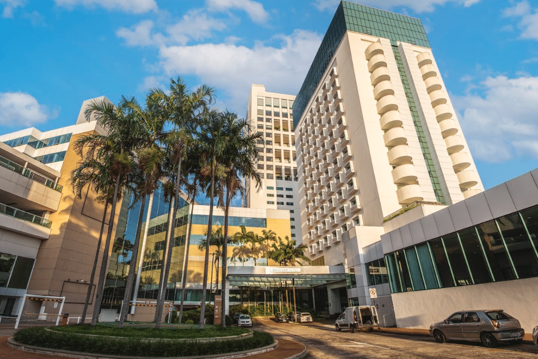 Vista externa das torres do Mercure Uberlândia, com acesso pela rua da Bandeira, nº 400, em Uberlândia (MG), bairro Tibery.