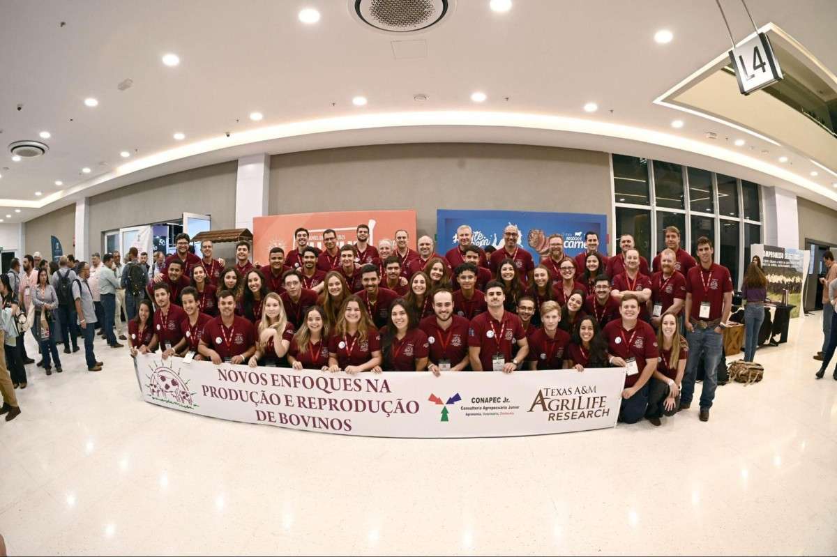 Equipe de organização do Novos Enfoques 2025 reunida no Center Convention, em Uberlândia.