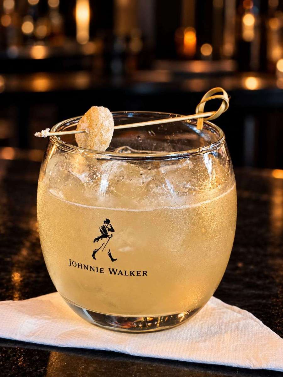 Drink Johnnie Penicillin, preparado com whisky Johnnie Walker Black Label, limão-siciliano, gengibre e xarope de mel, apresentado como sugestão de harmonização para o Festival Sabores da Primavera